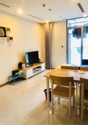 Phòng khách căn hộ 2PN Vinhomes Central Park Cho thuê căn hộ Vinhomes Central Park thuộc tòa Park 6 tầng cao, diện tích 70m2 