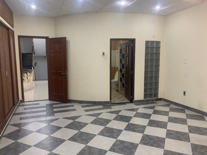 Phòng ngủ nhà phố Mai Văn Ngọc, Phú Nhuận Nhà mặt tiền Phú Nhuận, diện tích rộng, nội thất cơ bản.