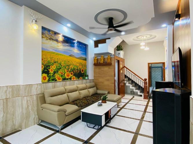 Phòng khách Nhà phố Q.Gò Vấp hướng Bắc bàn giao đầy đủ nội thất, có sổ hồng riêng.