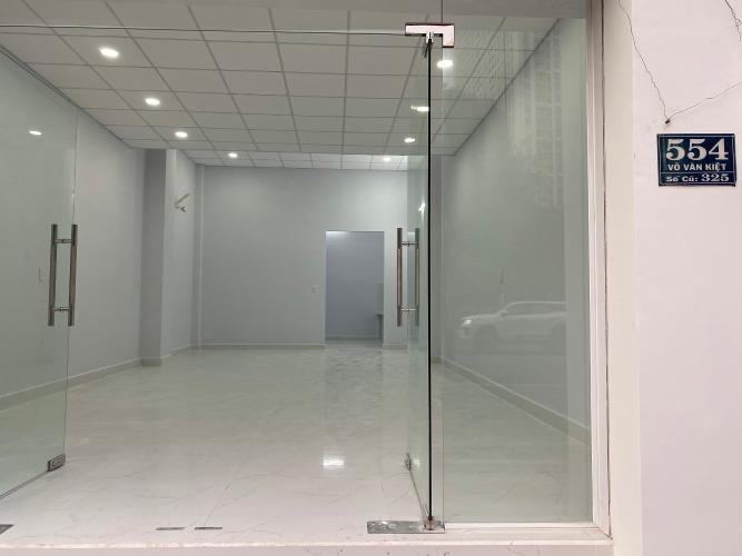 Bên trong nhà phố Võ Văn Kiệt, Quận 1 Nhà phố mặt tiền đại lộ hướng Đông Nam, diện tích 70m2.