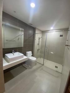 Toilet Sunrise City, Quận 7 Căn hộ Sunrise City tầng trung, ban công hướng Nam, view hồ bơi.