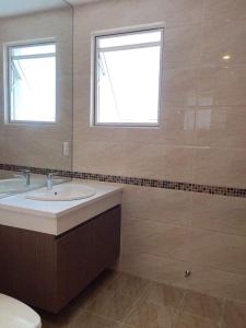 wc căn hộ  3 phòng ngủ sunrise city north x2 Căn hộ tầng cao Sunrise City ban công hướng Tây Bắc.