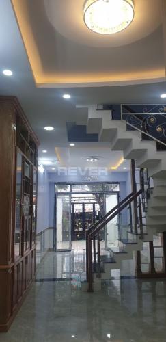 Phòng khách nhà phố Tân Bình Nhà phố mặt tiền hướng Tây Bắc gần trạm Metro tuyến số 2.