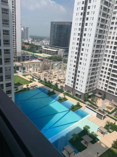 view hồ bơi căn hộ SUNRISE RIVERSIDE Cho thuê căn hộ Sunrise Riverside 2 phòng ngủ, diện tích 70m2, đầy đủ nội thất, view hồ bơi