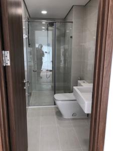 wc Eco Green Saigon Căn hộ Eco Green Saigon nội thất cơ bản, phòng ngủ lót gỗ.