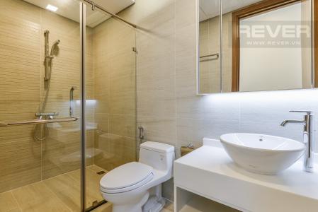 Phòng tắm 1 Căn hộ Vinhomes Central Park 2 phòng ngủ tầng cao P6 view Quận 1