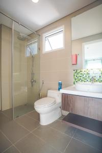 Toilet Căn hộ DRAGON HILL RESIDENCE AND SUITES Bán căn hộ Dragon Hill Residence and Suites 2PN, tầng cao, đầy đủ nội thất