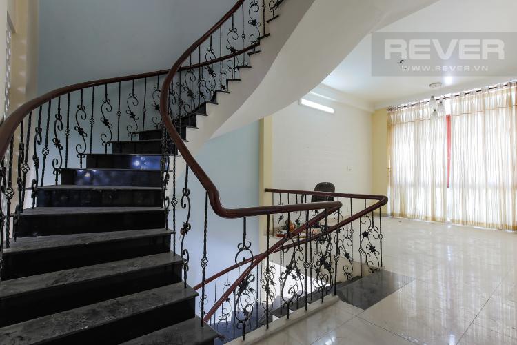 Cầu thang tầng 1 Biệt thự 4 phòng ngủ đường Lý Phục Man Quận 7