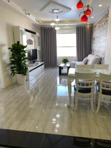 Phòng khách căn hộ Sunrise City  Căn hộ Sunrise City nội thất đầy đủ, view thành phố cực thoáng.