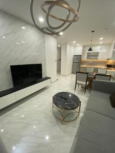 Căn hộ Sunrise City View ban công hướng Nam, đầy đủ nội thất.