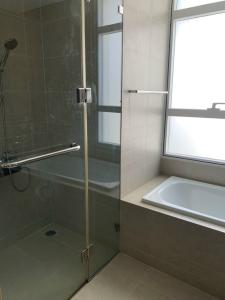 Phòng tắm Sunrise City, Quận 7 Căn hộ Sunrise City ban công hướng Đông Nam, đón view thoáng mát.