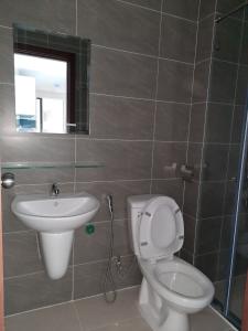 Phòng tắm Green River, Quận 8 Căn hộ Green River nội thất cơ bản, view công viên.