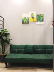 Phòng khách nhà phố Quận 7 Nhà phố diện tích sử dụng 30.8m2, có sổ hồng và pháp lý rõ ràng.