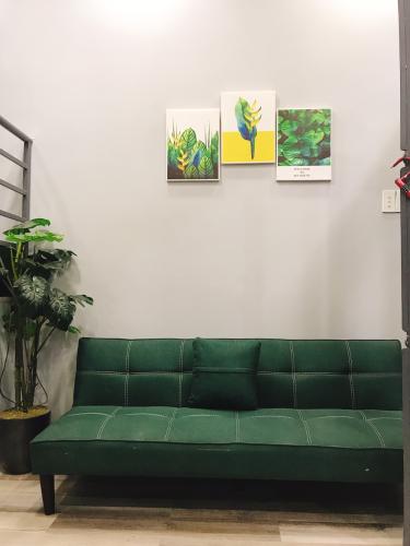 Phòng khách nhà phố Quận 7 Nhà phố diện tích sử dụng 30.8m2, có sổ hồng và pháp lý rõ ràng.