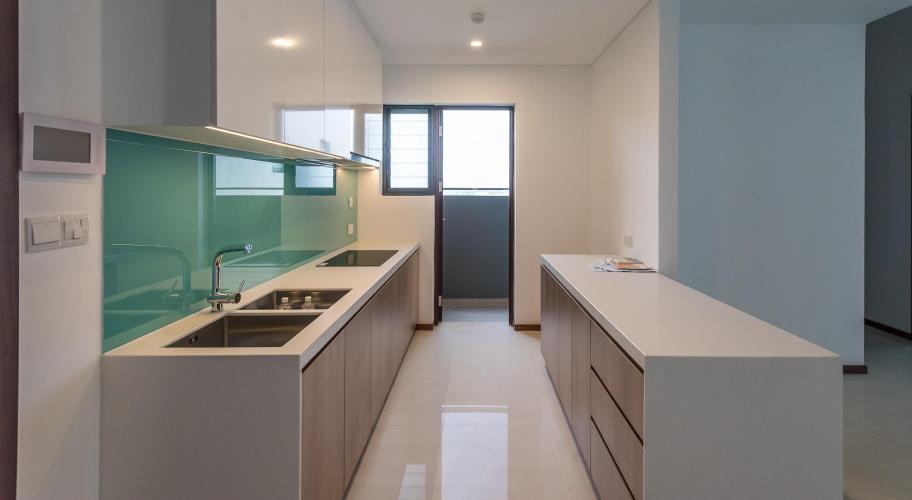 Bếp căn hộ One Verandah Căn hộ One Verandah nội thất cơ bản, sàn lót gỗ, nhiều cửa kính.