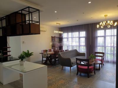 Phòng khách căn hộ Happy Valley, Quận 7 Căn hộ Happy Valley hướng Nam, bàn giao đầy đủ nội thất sang trọng.