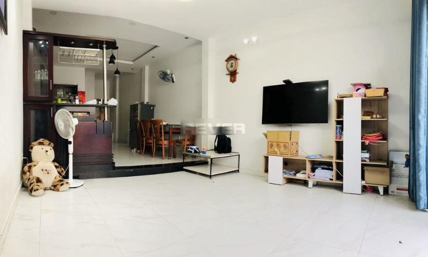 Phòng khách nhà phố Thủ Đức Nhà phố quận Thủ Đức 80m2, đầy đủ nội thất, hẻm xe hơi.