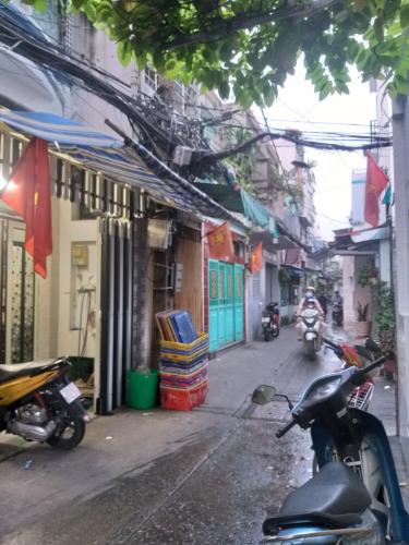 hẻm 2.5 m nhà phố Quận 4 Nhà hẻm 2.5m Quận 4, nội thất cơ bản, cách Nguyễn Tất Thành 500m.