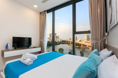 Phòng ngủ Vinhomes Golden River Quận 1 Căn hộ Vinhomes Golden River đầy đủ nội thất, hướng Đông Bắc.