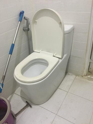 Phòng tắm nhà phố Tân Bình Nhà phố Tân Bình bàn giao nội thất cơ bản, nhà hướng Đông Bắc.