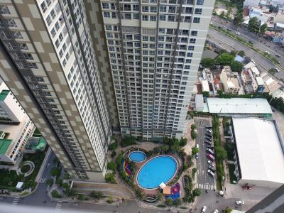 View căn hộ VINHOMES CENTRAL PARK Cho thuê căn hộ Vinhomes Central Park 2PN, tầng cao, đầy đủ nội thất, view hồ bơi và đường Nguyễn Hữu Cảnh