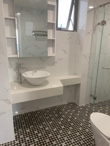 phòng tắm căn hộ Saigon South Residence Cho thuê căn hộ tầng cao Saigon South Residence nội thất đầy đủ.