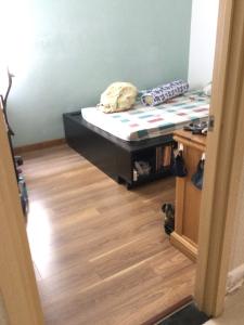 Phòng ngủ Oriental Plaza, Tân Phú Căn hộ Oriental Plaza nội thất cơ bản, ban công hướng Đông Nam.