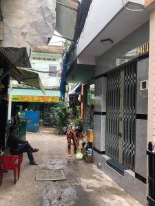 Hẻm trước nhà phố Quận 7 Nhà phố trung tâm quận 7 thiết kế hiện đại, nội thất cơ bản.