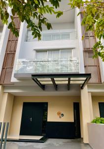 Nhà phố Palm Residence hướng Nam, khu dân cư an ninh, tri thức cao. 