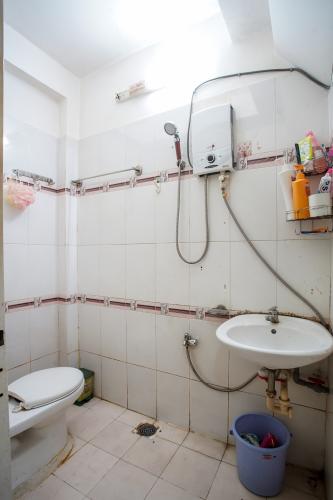 Toilet nhà phố Quận 7 Bán nhà 2 tầng hẻm Lê Văn Lương, Quận 7, DT đất 28m2, hướng Đông, nở hậu