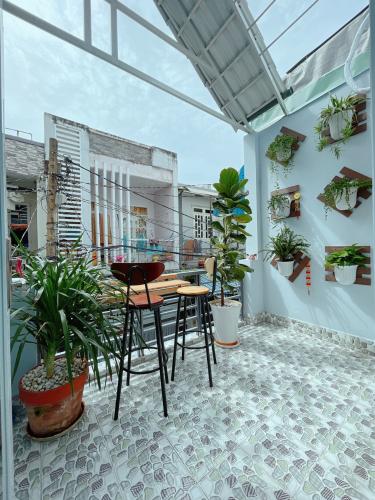 Bên trong nhà phố Huỳnh Văn Nghệ, Tân Bình Nhà phố hướng Tây Nam, hẻm xe hơi 4m, diện tích 45m2.