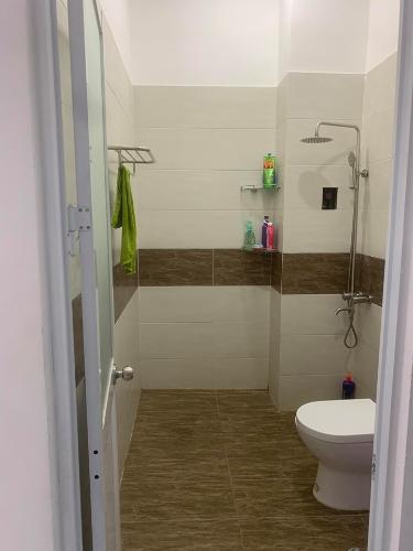 Toilet nhà phố Quận 7 Bán nhà 2 tầng hẻm 502 Huỳnh Tấn Phát, Quận 7, liền kề Nhà thi đấu đa năng Quận 7