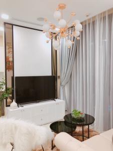 phòng khách Căn hộ Vinhomes Golden River tầng cao, view  lộng gió.