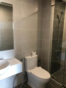 Phòng tắm căn hộ Vinhomes Grand Park Căn hộ Vinhomes Grand Park view nội khu, bàn giao đầy đủ nội thất.