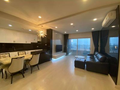 Phòng khách Sunrise City, Quận 7 Căn hộ Sunrise City tầng trung, ban công hướng Nam, view hồ bơi.