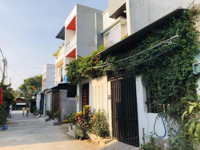 Đường vào  Bán nhà phố đường Đ. Trường Lưu phường Long Trường quận 9, diện tích đất 51m2, sổ hồng đầy đủ