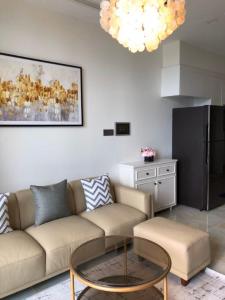 Bán hoặc cho thuê officetel Vinhomes Golden River 1PN, đầy đủ nội thất, view kênh Thị Nghè