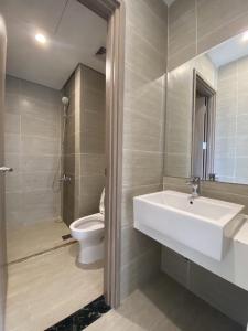Toilet Vinhomes Grand Park Quận 9 Căn hộ Vinhomes Grand Park tầng 31, view thành phố, 2 phòng ngủ.