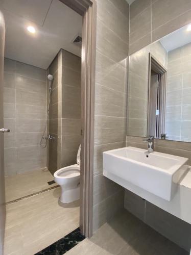 Toilet Vinhomes Grand Park Quận 9 Căn hộ Vinhomes Grand Park tầng 31, view thành phố, 2 phòng ngủ.