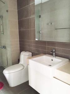 Toilet căn hộ Sunrise City Cho thuê căn hộ Sunrise City tầng thấp, diện tích 94.7m2 - 2 phòng ngủ
