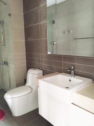 Toilet căn hộ Sunrise City Cho thuê căn hộ Sunrise City tầng thấp, diện tích 94.7m2 - 2 phòng ngủ