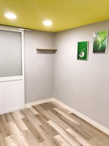 Phòng ngủ nhà phố Quận 7 Nhà phố diện tích sử dụng 30.8m2, có sổ hồng và pháp lý rõ ràng.