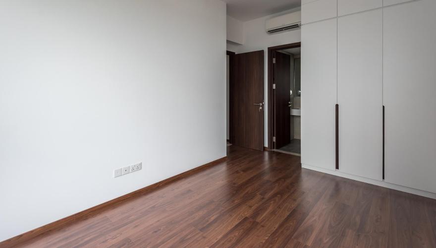 Phòng ngủ căn hộ One Verandah Căn hộ One Verandah nội thất cơ bản, sàn lót gỗ, nhiều cửa kính.