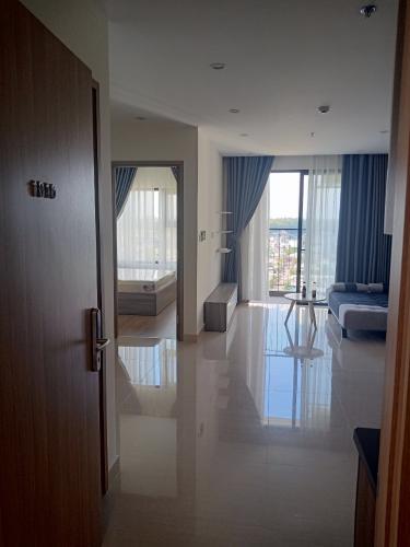 Phòng khách căn hộ Vinhomes Grand Park, Quận 9 Căn hộ Vinhomes Grand Park hướng Tây Nam view thành phố đón gió mát.