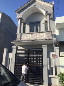 Mặt trước nhà phố Quận 9 Bán nhà đường Võ Văn Hát, Quận 9, sổ hồng, hướng Tây Nam, cách THPT Long Trường 400m