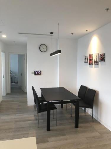 5ed9a1b05738b066e929 Bán căn hộ Vinhomes Central Park 2PN, diện tích 84m2, đầy đủ nội thất, view thành phố