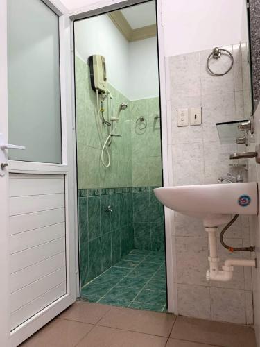 Phòng tắm nhà quận Bình Thạnh Bán nhà hẻm đường Võ Oanh, cách Cầu Văn Thánh 500m, sổ hồng đầy đủ.