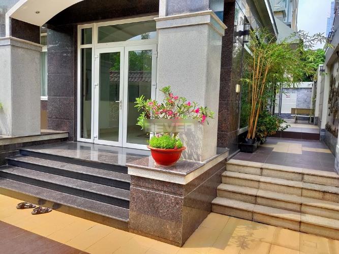 Bên ngoài nhà Quận 2 Mặt bằng kinh doanh tầng trệt diện tích 200m2, sát mặt tiền Trần Não.