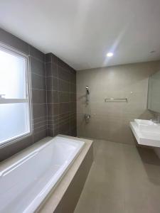 Toilet Sunrise City, Quận 7 Căn hộ Sunrise City tầng trung, ban công hướng Nam, view hồ bơi.