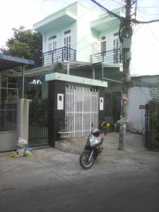 Bán nhà phố 3 phòng ngủ mặt tiền đường số 3 phường Bình Trưng Đông quận 2, diện tích đất 76.2m2, sổ hồng đầy đủ.